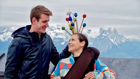 Alexej Gerassimez und Hyoli Togawa auf der Terrasse der Sonnenalm am Wank-Gipfel &ndash; im Hintergrund (in Wolken) der Wetterstein.