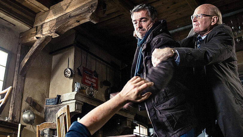 Schweizer Tatort am Sonntag: Beim Verhör eines Verdächtigen, der auf der Abschussliste des Rächers steht, rastet Reto Flückiger (Stefan Gubser) aus und kann von seinem Chef Eugen Mattmann (Jean-Pierre Cornu) nur mit Mühe zurückgehalten werden