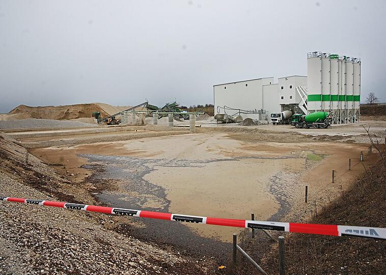 In dem schlammigen Wasser auf einer Baustelle nahe der S-Bahn wurde am Dienstag eine Leiche gefunden.