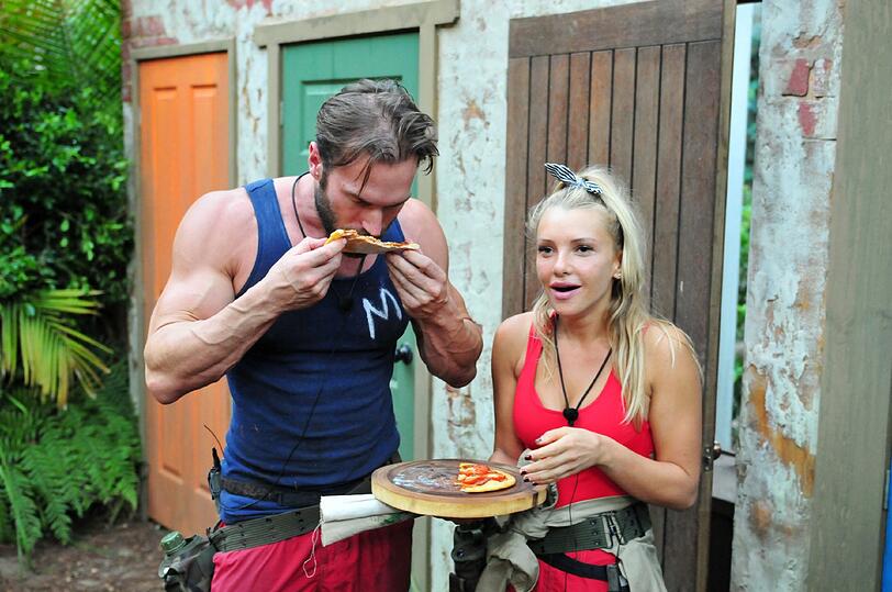 Bastian Yotta und Evelyn Burdecki lassen sich Pizza schmecken.