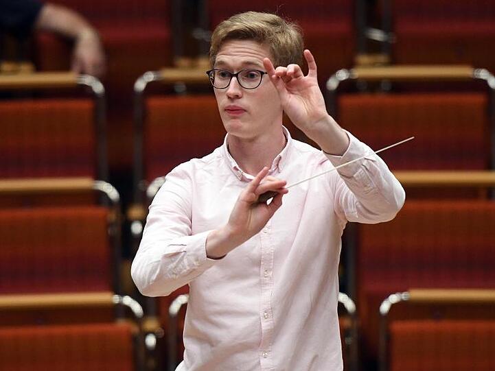 Thomas Guggeis dirigiert in der Philharmonie in Köln. Foto: picture alliance / Henning Kaiser/dpa/Archivbild