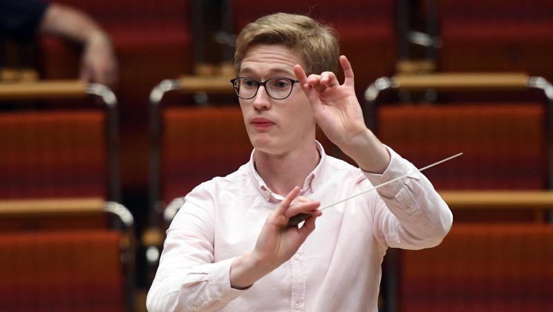 Thomas Guggeis dirigiert in der Philharmonie in Köln. Foto: picture alliance / Henning Kaiser/dpa/Archivbild Thomas Guggeis dirigiert in der Philharmonie in Köln. Foto: picture alliance / Henning Kaiser/dpa/Archivbild