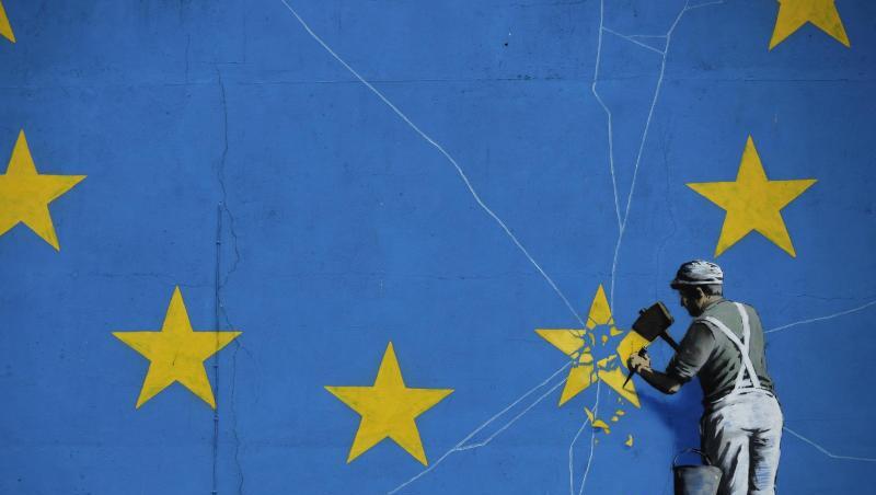 So sieht es der wohl bekannteste unbekannte Künstler der Welt: Das Brexit-Wandbild von Banksy zeigt einen Mann, der einen Stern aus der EU-Flagge heraushämmert. So sieht es der wohl bekannteste unbekannte Künstler der Welt: Das Brexit-Wandbild von Banksy zeigt einen Mann, der einen Stern aus der EU-Flagge heraushämmert.