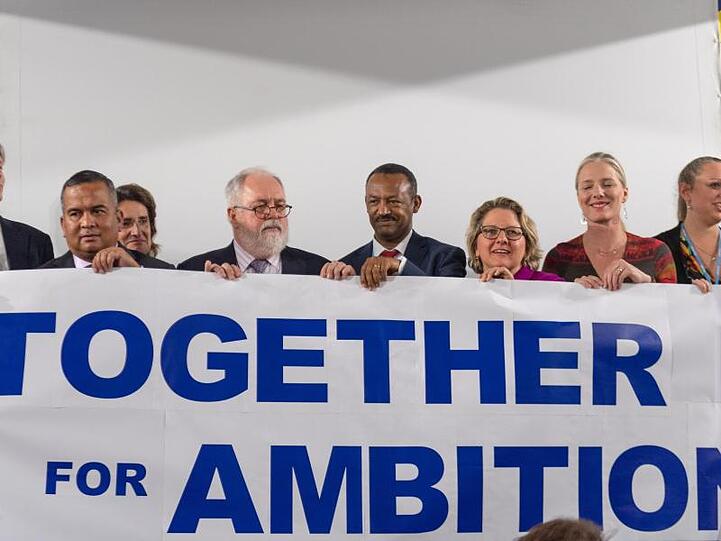 Vertreter der High Ambition Coalition halten beim Weltklimagipfel ein Banner mit der Aufschrift "Together for Ambition".