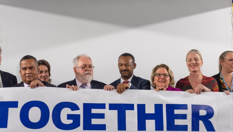 Vertreter der High Ambition Coalition halten beim Weltklimagipfel ein Banner mit der Aufschrift "Together for Ambition". Vertreter der High Ambition Coalition halten beim Weltklimagipfel ein Banner mit der Aufschrift "Together for Ambition".
