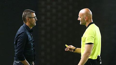 Ruhe, Trainer: Köllner mit Schiri Benedikt Kempkes.