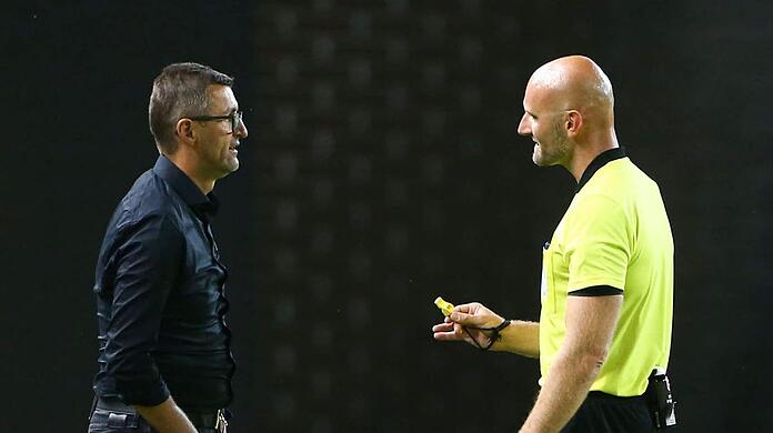 Ruhe, Trainer: Köllner mit Schiri Benedikt Kempkes.