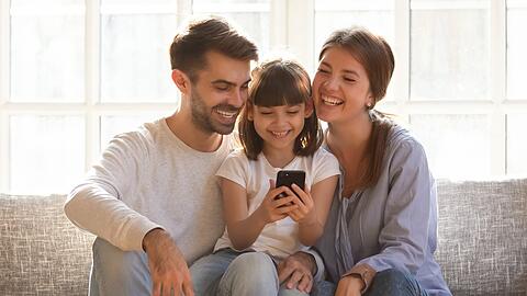 Eltern sollten ihre Kinder an die Nutzung von Smartphones heranführen.