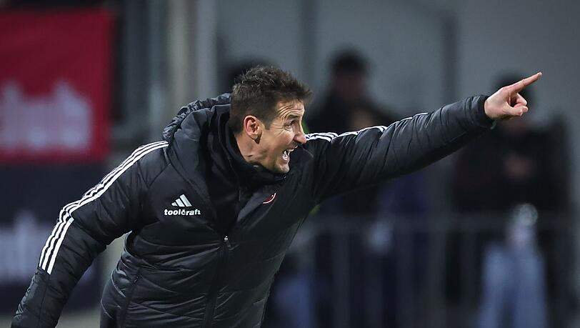 Miroslav Klose pusht seine N&uuml;rnberger nach vorne.