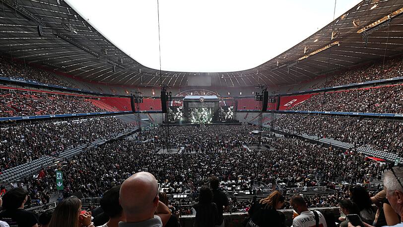 Die Foo Fighters spielen am vergangenen Donnerstag live auf der Bühne in der Allianz Arena. Die Foo Fighters spielen am vergangenen Donnerstag live auf der Bühne in der Allianz Arena.
