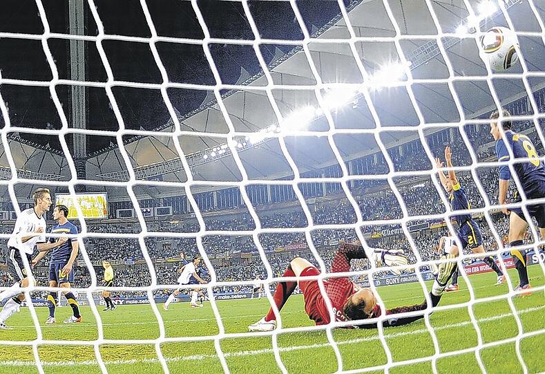 Das Auftaktspiel der deutschen Nationalmannschaft bei dieser WM gegen Australien (4:0) war ein wahres Fußball-Fest. Nur ZDF-Moderatorin Katrin Müller-Hohenstein sorgte mit ihren Bemerkungen zu Torschütze Miroslav Klose (Foto links) für Missstimmung. Foto: ddp