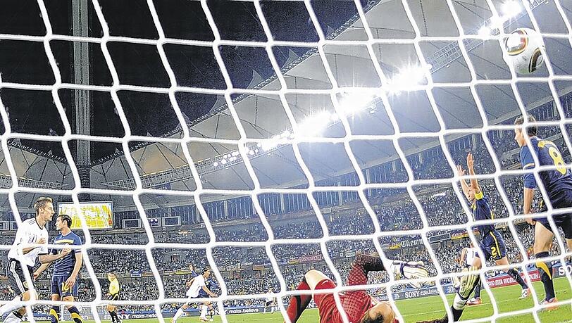 Das Auftaktspiel der deutschen Nationalmannschaft bei dieser WM gegen Australien (4:0) war ein wahres Fußball-Fest. Nur ZDF-Moderatorin Katrin Müller-Hohenstein sorgte mit ihren Bemerkungen zu Torschütze Miroslav Klose (Foto links) für Missstimmung. Foto: ddp Das Auftaktspiel der deutschen Nationalmannschaft bei dieser WM gegen Australien (4:0) war ein wahres Fußball-Fest. Nur ZDF-Moderatorin Katrin Müller-Hohenstein sorgte mit ihren Bemerkungen zu Torschütze Miroslav Klose (Foto links) für Missstimmung. Foto: ddp