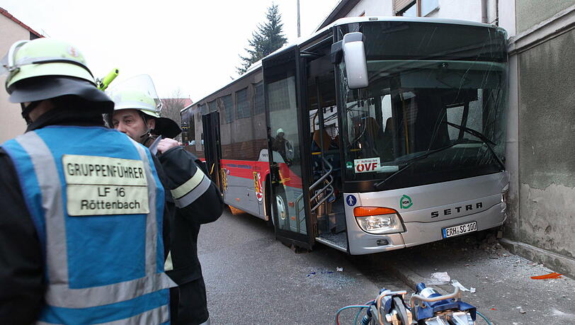 Feuerwehrleute stehen am Montag neben einem verunglückten Linienbus in Hemhofen Feuerwehrleute stehen am Montag neben einem verunglückten Linienbus in Hemhofen