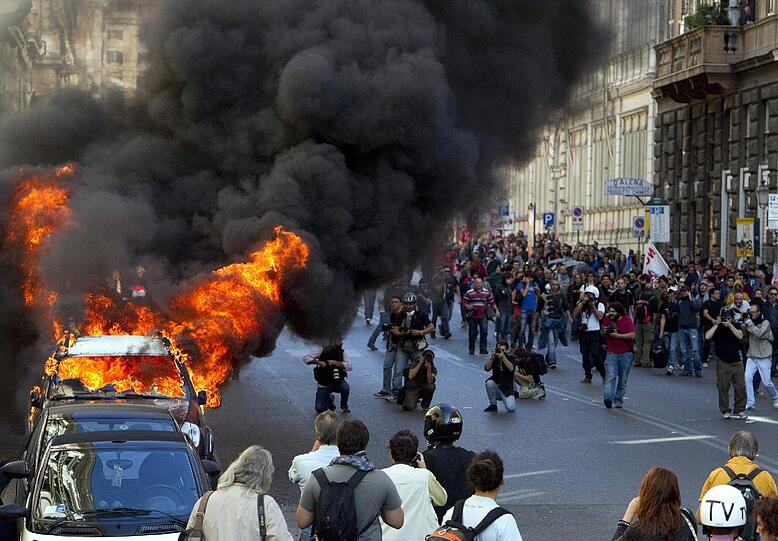Brennende Autos, aufgebrachte Demonstranten, zerstörte Schaufensterscheiben: In Rom eskalierten die Proteste gegen die Bankenmacht und staatliche Sparkurse. Die Bilder von den Ausschreitungen.