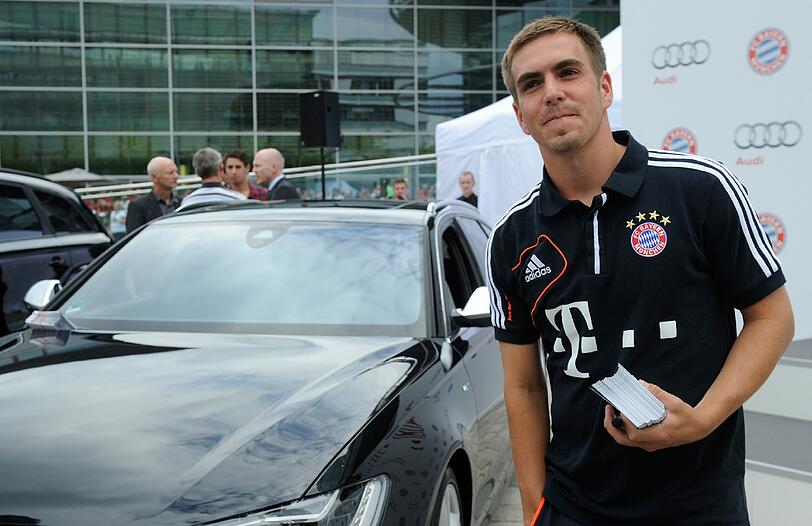 Sponsor Audi hat am Dienstag in Ingolstadt die neuen Dienstwagen an Spieler und Funktionäre des FC Bayern Muenchen übergeben - sehen Sie hier die Bilder.