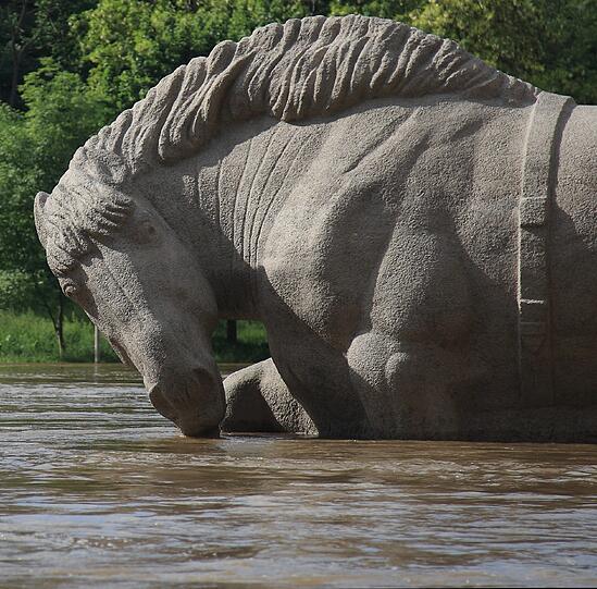 Das Wasser steht der Pferdeskulptur bis zum Hals