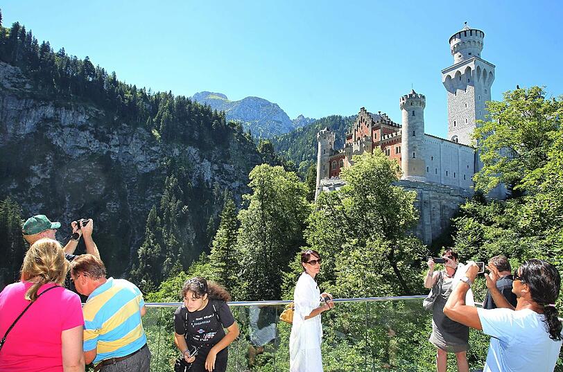 Nach jahrelanger Sanierung der Fassaden von Schloss Neuschwanstein können die Besucher wieder einen freien Blick auf das Märchenschloss genießen.