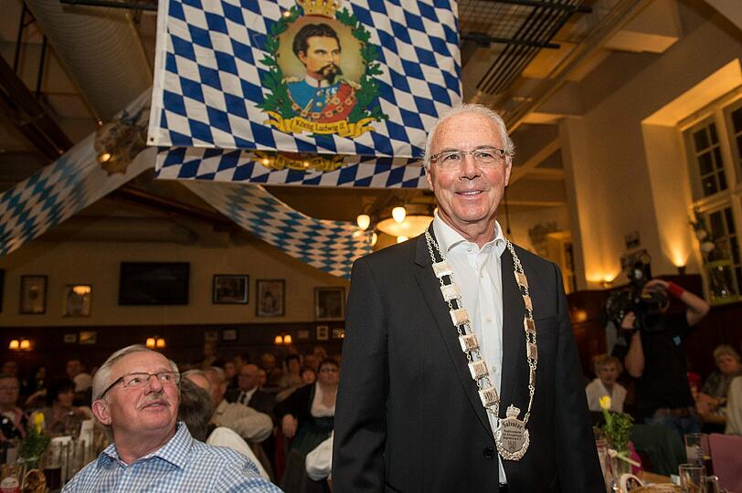 Kaiser" Franz Beckenbauer steht im Fürstlichen Brauhaus Thurn und Taxis in Regensburg mit der Salvator-Traditionskette.