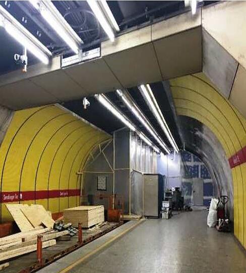 Für den Abbruch des giftigen Materials muss die Baustelle mit einer luftdichten Schleuse isoliert werden.