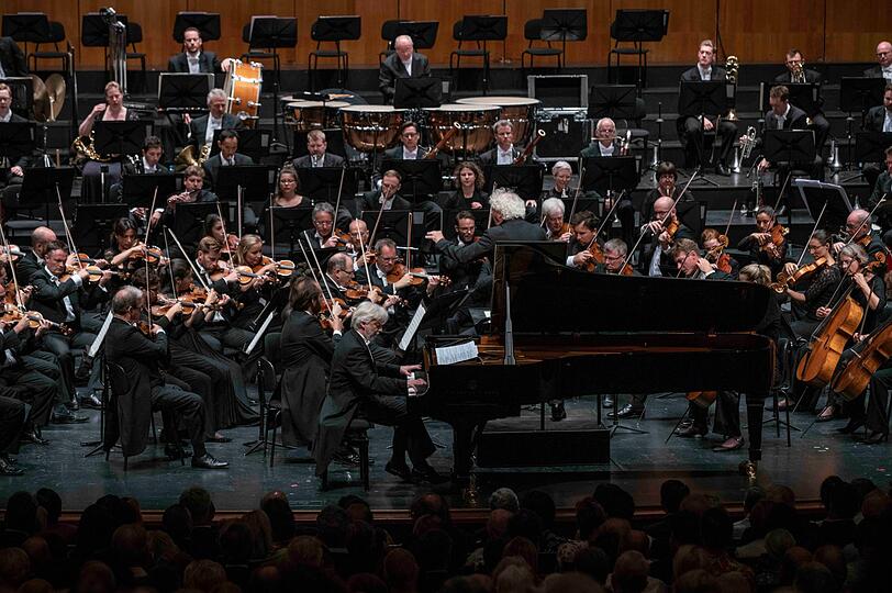 Simon Rattle, Krystian Zimerman und das London Symphony Orchestra im Großen Festspielhaus.