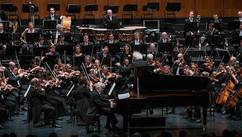 Simon Rattle, Krystian Zimerman und das London Symphony Orchestra im Großen Festspielhaus. Simon Rattle, Krystian Zimerman und das London Symphony Orchestra im Großen Festspielhaus.