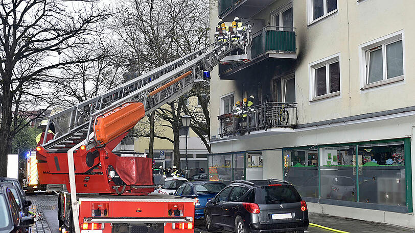 Die Drehleiter konnte erst verzögert angebracht werden. Die Bäume waren im Weg.