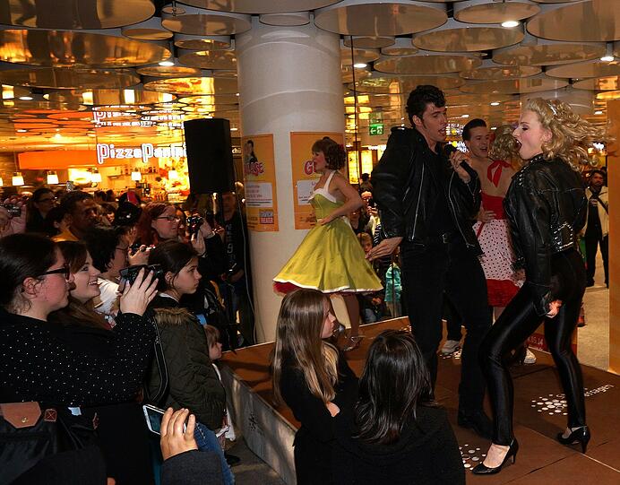 Das Deutsche Theater gibt im Stachus-Untergeschoss eine Kostprobe des Musicals "Grease" - die Bilder.