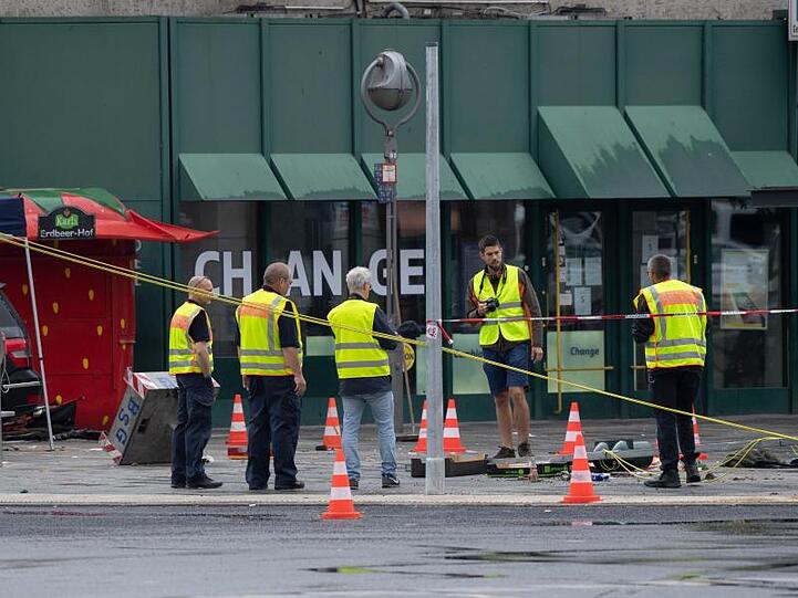 Polizisten stehen nach dem Unfall am Bahnhof Zoo.