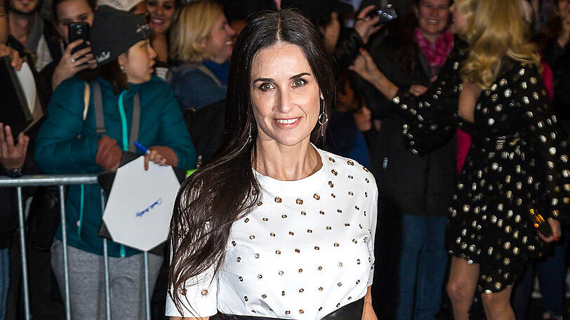 Demi Moore ist bekannt für ihre lange schwarze Haarpracht.