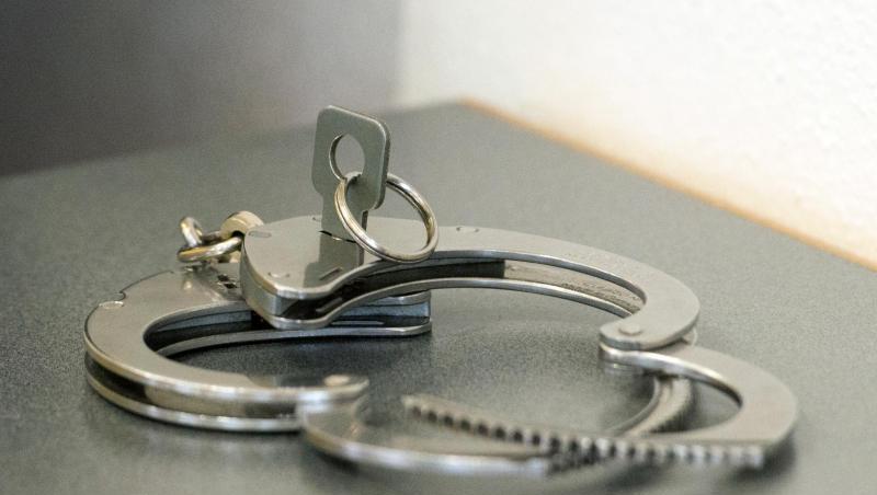 Handschellen liegen auf einem Tisch. Foto: Armin Weigel/dpa/Symbolbild Handschellen liegen auf einem Tisch. Foto: Armin Weigel/dpa/Symbolbild