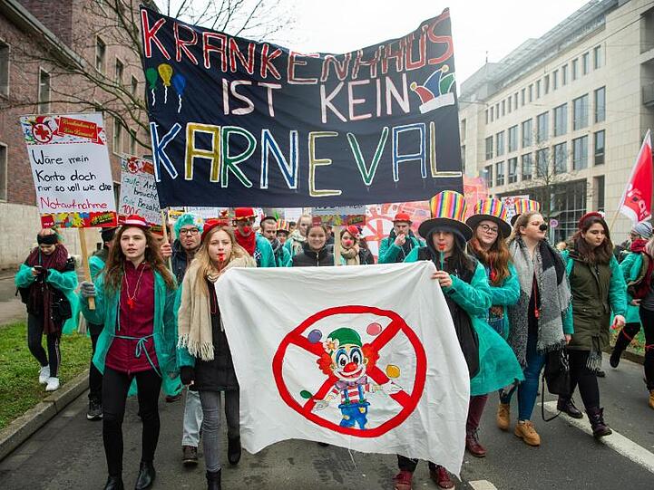"Krankenhaus ist kein Karneval": Mitarbeiter der Unikliniken demonstrieren in Düsseldorf.