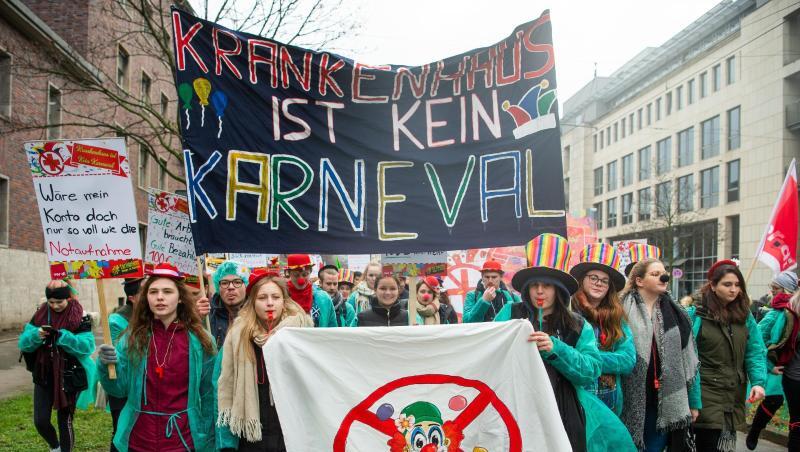 "Krankenhaus ist kein Karneval": Mitarbeiter der Unikliniken demonstrieren in Düsseldorf. "Krankenhaus ist kein Karneval": Mitarbeiter der Unikliniken demonstrieren in Düsseldorf.