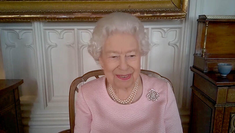 Die vom Buckingham Palace zur Verfügung gestellte Aufnahme zeigt Königin Elizabeth II. auf Schloss Windsor während eines Video-Telefonats mit dem Gouverneur von Südaustralien, Le, und dem Premierminister von Südaustralien, Marshall.