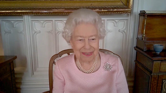 Die vom Buckingham Palace zur Verfügung gestellte Aufnahme zeigt Königin Elizabeth II. auf Schloss Windsor während eines Video-Telefonats mit dem Gouverneur von Südaustralien, Le, und dem Premierminister von Südaustralien, Marshall.
