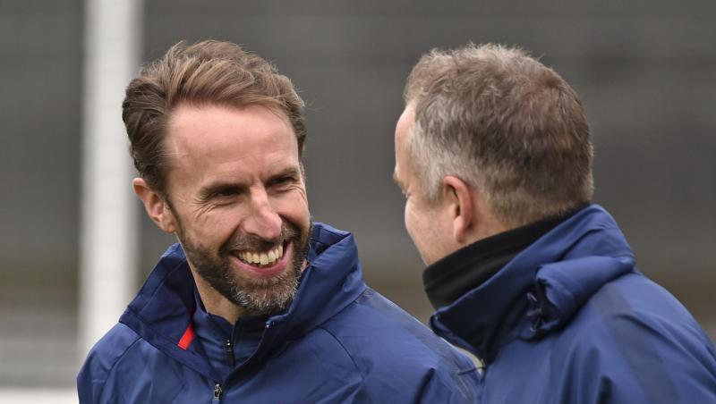 Würde den Engländern gern den langgehegten Traum vom Einzug ins EM-Finale erfüllen: Trainer Gareth Southgate (l).