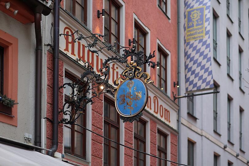 Viele Lokale haben sich rund um die Frauenkirche angesiedelt - hier der Augustiner am Dom mit seinem schönen Nasenschild.