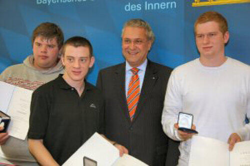 Sind stolz auf die Ehrung durch Innenminister Joachim Herrmann (2.v. re.): Patrick Ruhl, Paul Wetsch und Nikolas Getterich (v. li.).
