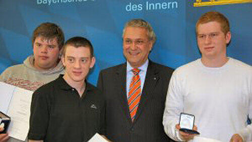 Sind stolz auf die Ehrung durch Innenminister Joachim Herrmann (2.v. re.): Patrick Ruhl, Paul Wetsch und Nikolas Getterich (v. li.). Sind stolz auf die Ehrung durch Innenminister Joachim Herrmann (2.v. re.): Patrick Ruhl, Paul Wetsch und Nikolas Getterich (v. li.).