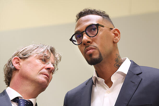 Jérôme Boateng, Fußball-Profi, steht im Landgericht neben seinem Anwalt Leonard Walischewski (l) in der Anklagebank.
