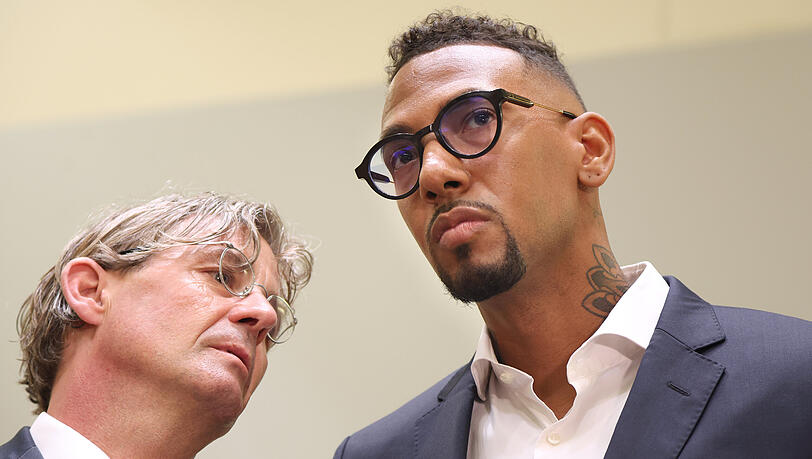 Jérôme Boateng, Fußball-Profi, steht am zweiten Verhandlungstag im Landgericht neben seinem Anwalt Leonard Walischewski (l) in der Anklagebank. (Archivbild)