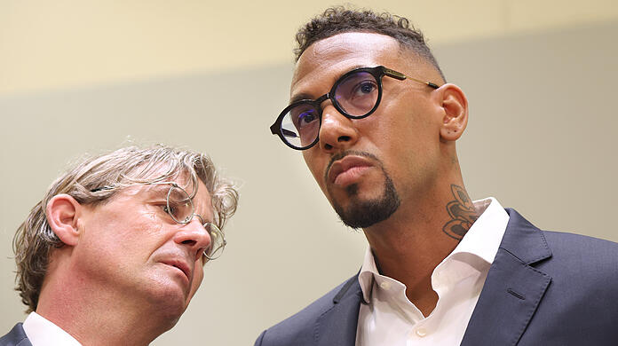 Jérôme Boateng, Fußball-Profi, steht am zweiten Verhandlungstag im Landgericht neben seinem Anwalt Leonard Walischewski (l) in der Anklagebank. (Archivbild)