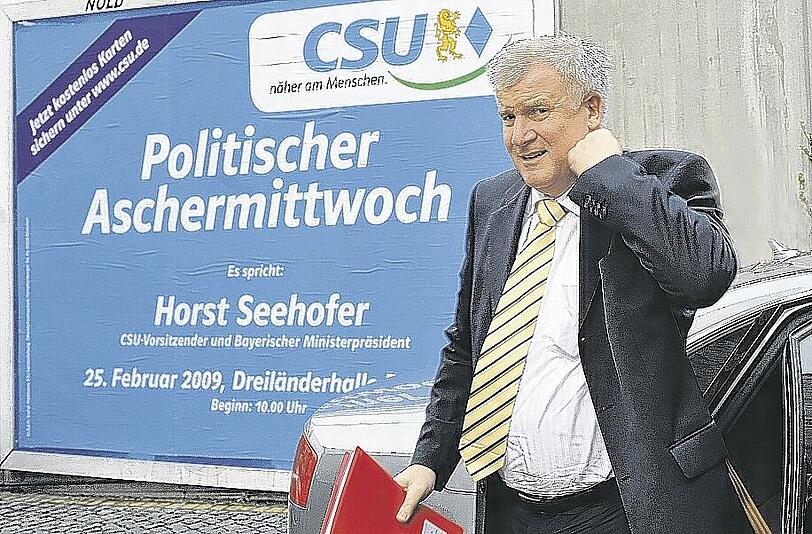 Der nächste große Auftritt wirft seine Schatten schon voraus: Seehofer gestern vor der CSU-Zentrale und vor einem Plakat, das seine erste Aschermittwochsrede in Passau ankündigt.Foto: dpa
