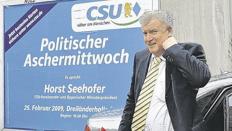 Der nächste große Auftritt wirft seine Schatten schon voraus: Seehofer gestern vor der CSU-Zentrale und vor einem Plakat, das seine erste Aschermittwochsrede in Passau ankündigt.Foto: dpa Der nächste große Auftritt wirft seine Schatten schon voraus: Seehofer gestern vor der CSU-Zentrale und vor einem Plakat, das seine erste Aschermittwochsrede in Passau ankündigt.Foto: dpa