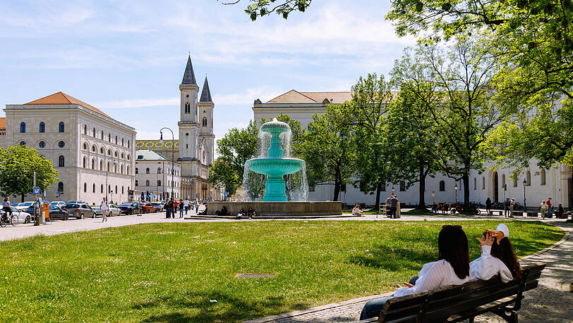 Mit etwa 300 Studiengängen, 800 Professuren und knapp 55.000 Studierenden gehört die LMU heute zu den größten und renommiertesten Universitäten Deutschlands. Die imposante Architektur und die strahlend-türkisen Brunnen prägen das Stadtbild bis heute. Mit etwa 300 Studiengängen, 800 Professuren und knapp 55.000 Studierenden gehört die LMU heute zu den größten und renommiertesten Universitäten Deutschlands. Die imposante Architektur und die strahlend-türkisen Brunnen prägen das Stadtbild bis heute.