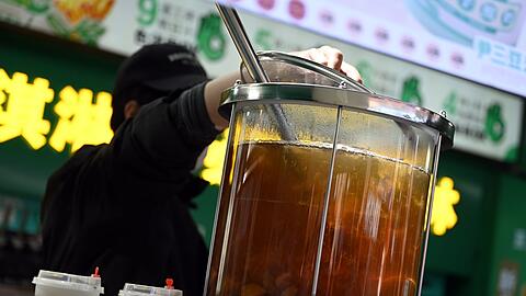 Klassische Getr&auml;nke aus China liegen in den sozialen Medien gerade im Trend.