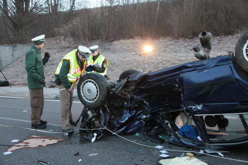 Schwerer Unfall im Kreis Erding: Ein junger Autofahrer stirbt. Die Bilder von der Unglücksstelle.