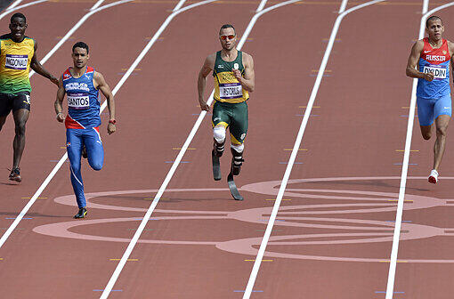 Der &bdquo;Blade Runner&ldquo; aus Südafrika nahm im Vorlauf über 400 m als erster doppelt unterschenkelamputierter Läufer an einem olympischen Wettbewerb teil. Im fast ausverkauften Olympiastadion belegte Oscar Pistorius in  den zweiten Rang und zog souverän ins Halbfinale ein.