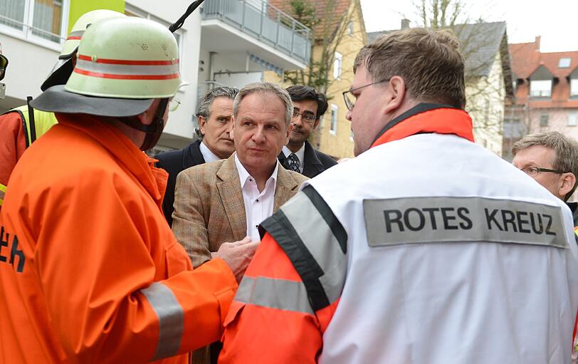 Der baden-württembergische Innenminister Reinhold Gall (SPD, vorn links) lässt sich am Unglücksort informieren.