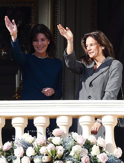 Prinzessin Caroline und ihre Schwester Prinzessin Stephanie winken vom Balkon