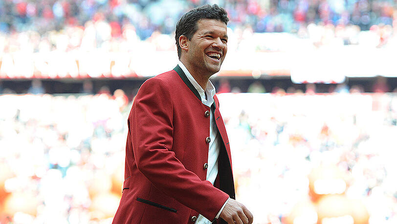 Mit 98 Länderspielen liegt Michael Ballack auf Platz 15 der Rangliste der deutschen Nationalspieler und ist mit 42 Toren als bester Mittelfeldspieler Neunter der ewigen DFB-Torschützenliste. Mit 98 Länderspielen liegt Michael Ballack auf Platz 15 der Rangliste der deutschen Nationalspieler und ist mit 42 Toren als bester Mittelfeldspieler Neunter der ewigen DFB-Torschützenliste.